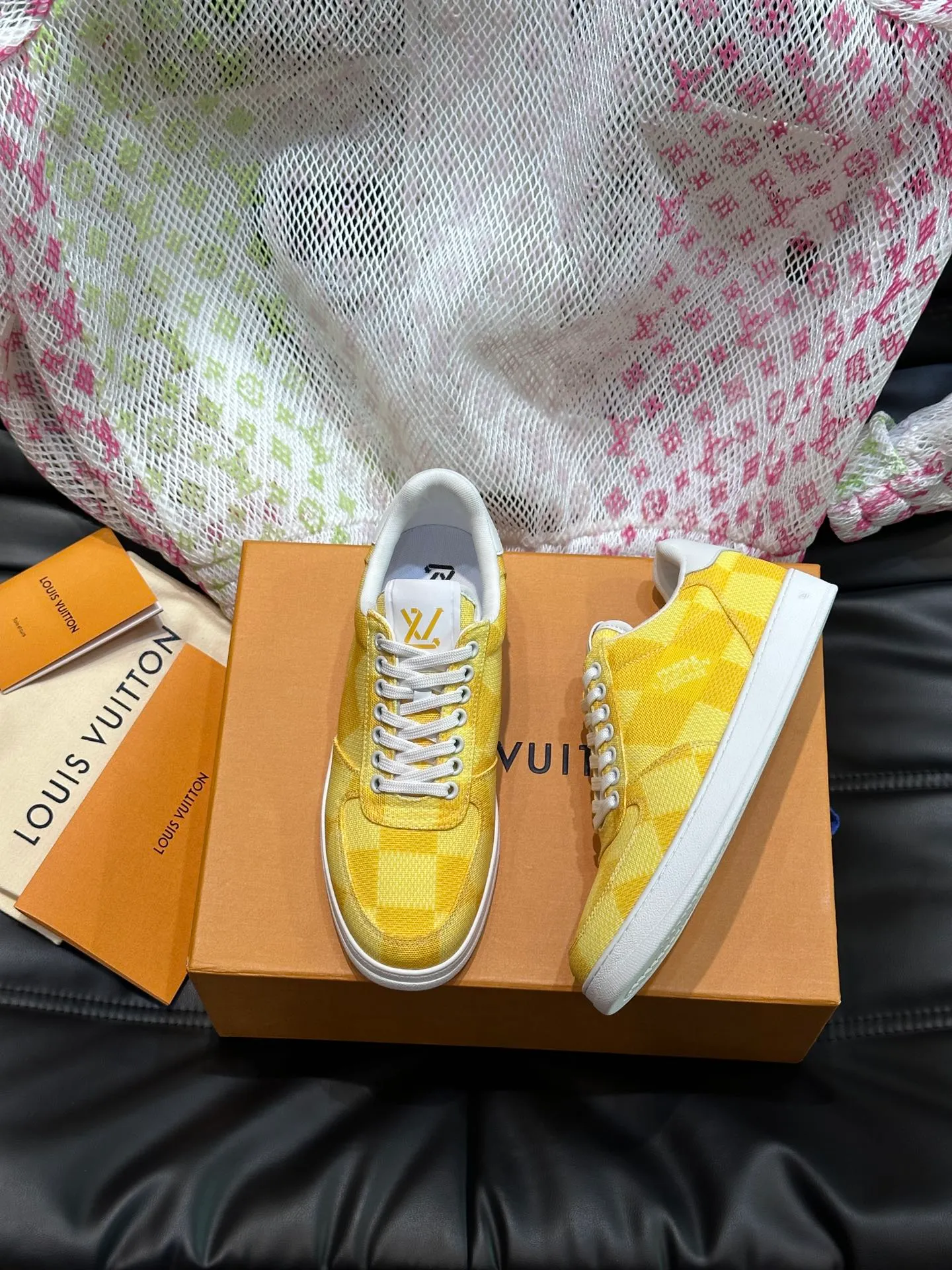 Men's Men's Shoes 💰p420 "*OUIS *UITTO*" Rivoli men's low-top casual sneakers, the classic checkerboard pattern will never go out of style. This Rivoli environmentally friendly sneaker is made of 90% sustainable materials. It is recycled polyester fiber with the iconic Damier jacquard, and the outsole is shaped with recycled polyurethane. An upcycled LV logo perches on the tongue, while Louis Vuitton logos appear on the sides and rear. Comfortable and durable, versatile style, can be worn in all seasons, simple and fashionable item! Size: 38-44 (45 customized)